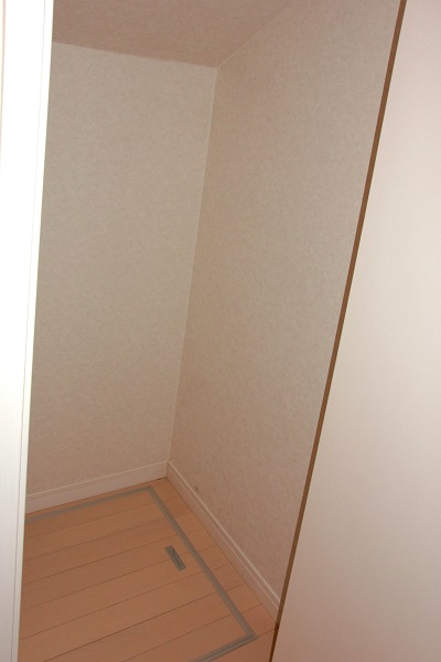 廊下の縦長収納スペース
