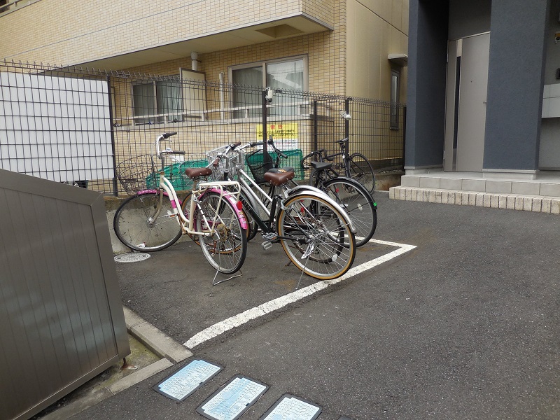 敷地内駐輪場と軽・小型車用駐車スペース2台分