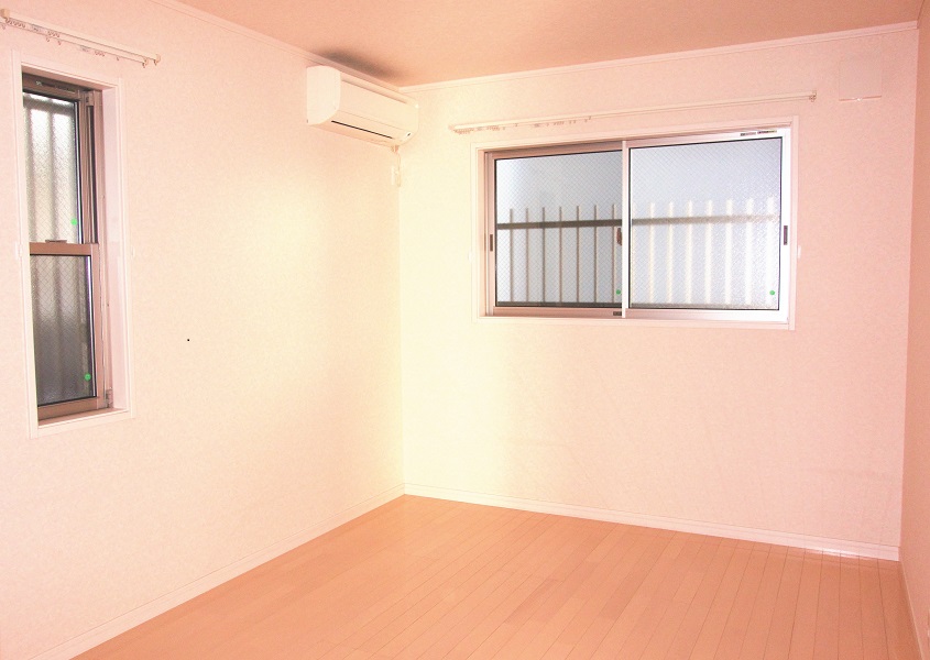 6畳居室は格子窓でセキュリティに配慮