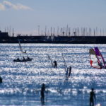 ウィンドサーフィンでにぎわう鵠沼