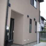 玄関前には専用郵便受けとポーチライト