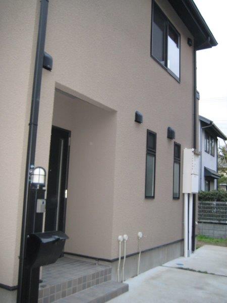 玄関前には専用郵便受けとポーチライト