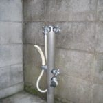 温水がでる屋外水栓でサーファーに配慮